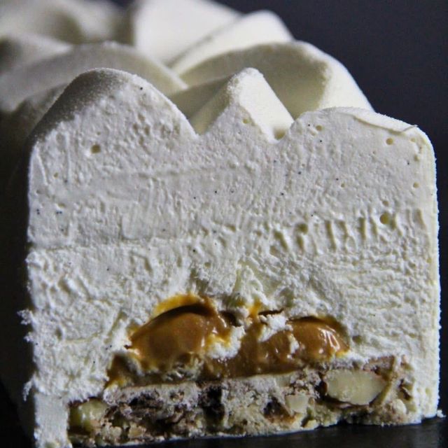 Sa bûche blanche coupée : chantilly montée en vagues, cœur caramel et croustillant