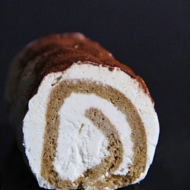 Sa bûche roulée coupée, la spirale de biscuit et de crème, le dessus au cacao