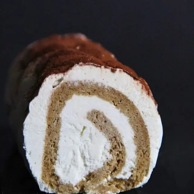 Sa bûche roulée coupée, la spirale de biscuit et de crème, le dessus au cacao