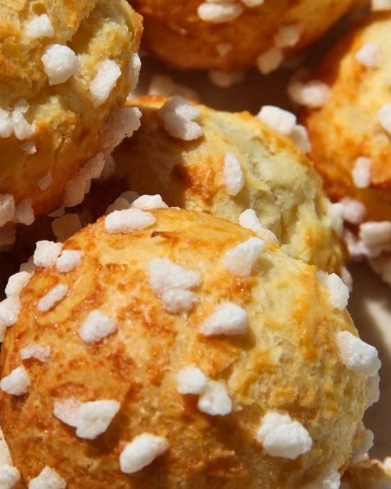 Ses chouquettes au sucre perlé, en gros plan