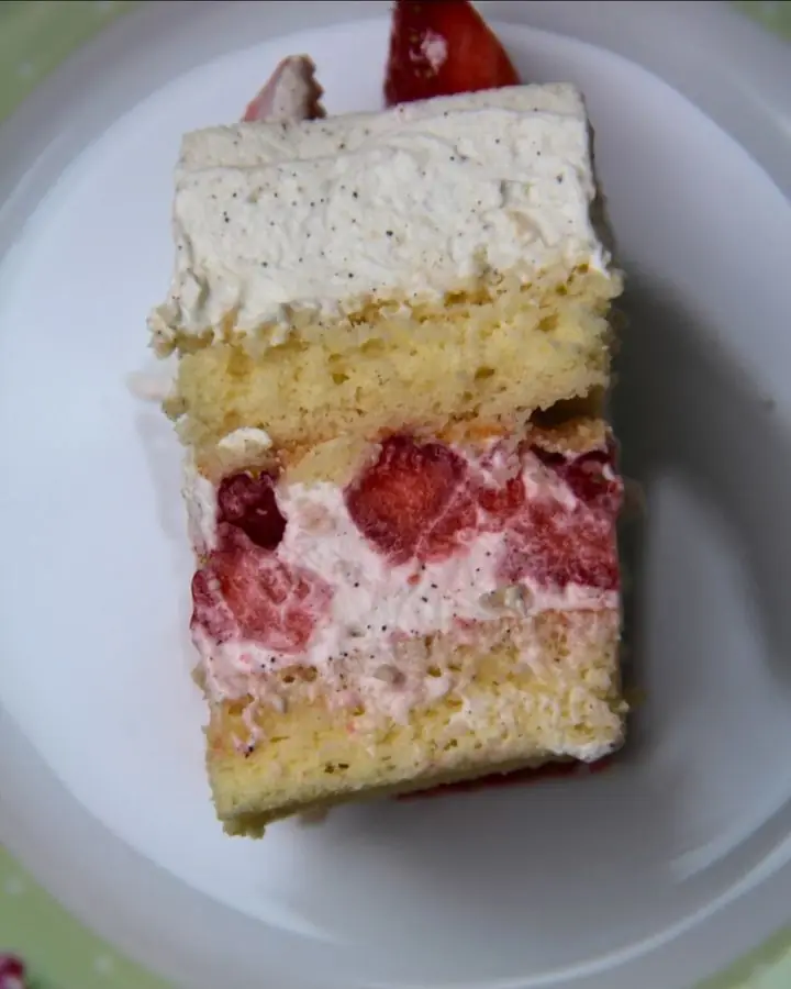 Une part du même fraisier : génoise, crème vanille et fraises entières