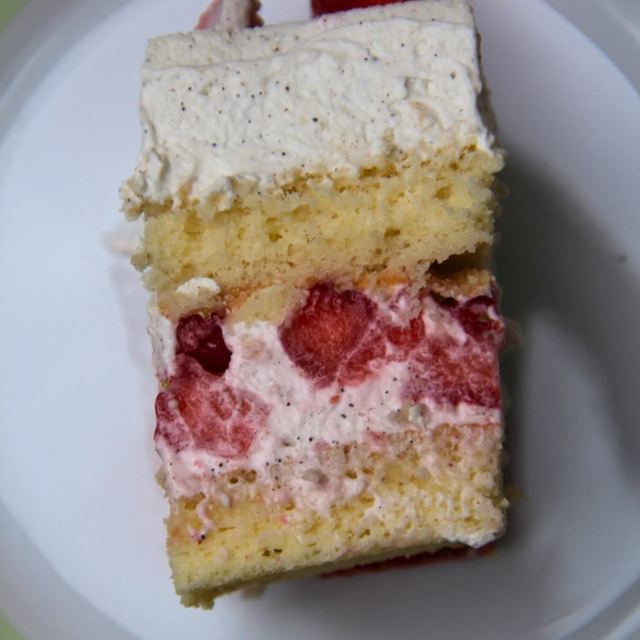 Une part de son fraisier : génoise, crème vanille et fraises entières