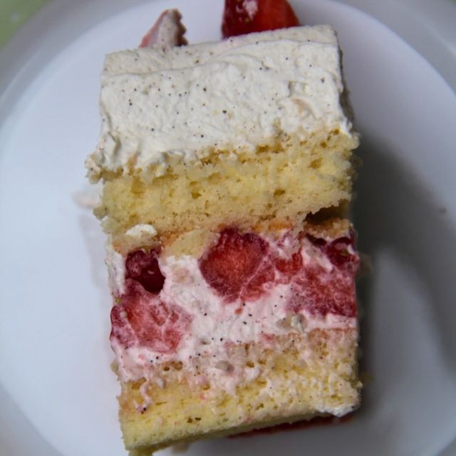 Une part de fraisier, génoise, crème vanille et fraises entières