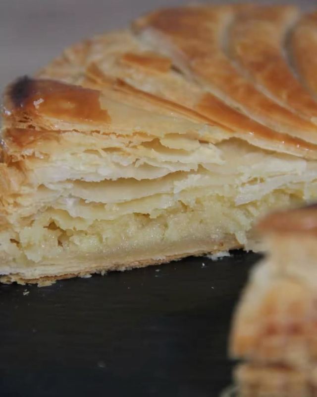 Sa galette coupée, le feuilletage et la frangipane