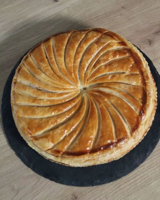 Sa galette des rois entière, la rosace dorée vue de dessus