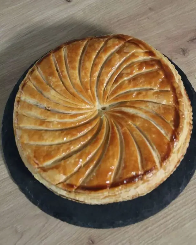 Sa galette des rois entière, la rosace dorée vue de dessus