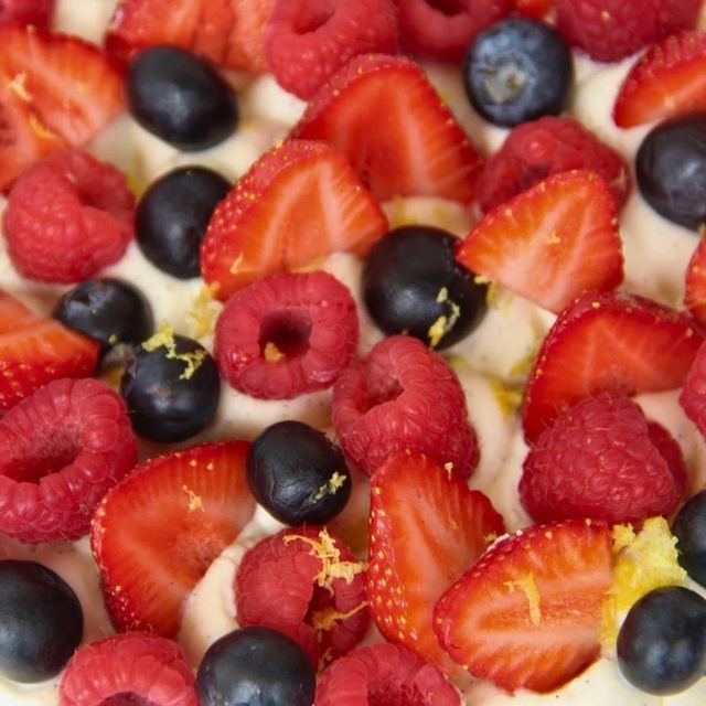 Sa tarte aux fruits rouges vue de dessus : fraises, framboises, myrtilles et zeste de citron